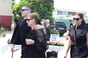 Το τελευταίο αντίο στη Γωγώ Μαστροκώστα | Ήταν όλοι εκεί για να την αποχαιρετήσουν
