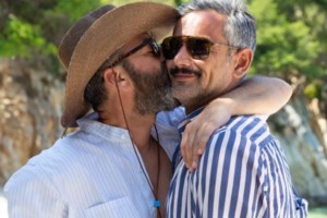 Ποιος είναι ο σύντροφος του Άγγελου Μπράτη; Οι πληροφορίες για τον άνδρα στο πλευρό του