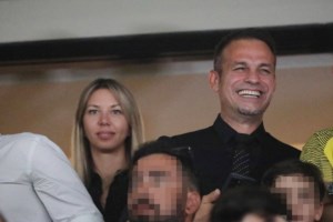 Ο Ντέμης Νικολαΐδης μαζί με την κόρη του, Μελίνα στη συναυλία των Coldplay