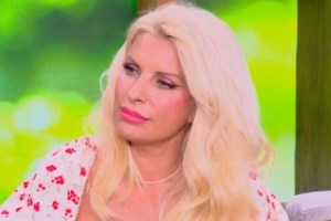 Ελένη Μενεγάκη: "Κόλλησε λίγο το φερμουάρ… Τέσσερις άνθρωποι τραβάγανε" - εικόνα 2