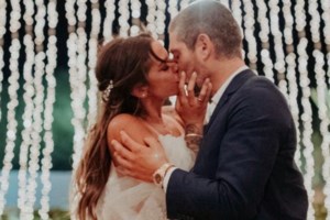 Η φωτογραφία της Εριέττας Κούρκουλου με φουσκωμένη κοιλίτσα στο ηλιοβασίλεμα - εικόνα 2