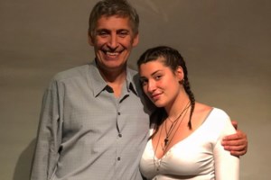 Ο Παναγιώτης Φασούλας με την κόρη του, Μαριέλλα στο γήπεδο για τον αγώνα μπάσκετ της Εθνικής Ελλάδος