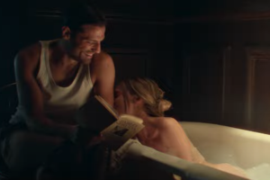 O Κωνσταντίνος Αργυρός ημίγυμνος στο πιάνο είναι ό,τι πιο σέξι είδες σήμερα!