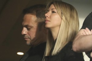 Ο Ντέμης Νικολαΐδης σε αγώνα της ΑΕΚ με τη σύντροφό του, Αλεξάνδρα Νικολαΐδου - εικόνα 2