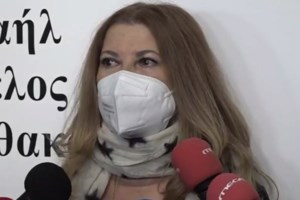 Η Σοφία Αλιμπέρτη σε σπάνια δημόσια εμφάνιση στο πλευρό των γιων της