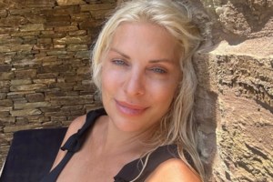 Η Ελένη Μενεγάκη φωτογραφίζεται πάνω στο σκάφος της