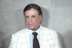 Ο Χάρης Ρώμας σε ολιγοήμερες διακοπές στη Μύκονο: "Και μαστιγωμένοι μας αρέσει"