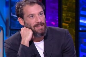 Αντίνοος Αλμπάνης: "Περιμένω μια μήνυση επειδή φίλησα στο στόμα τον Θεοχάρη Ιωαννίδη"