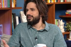 Ο Γιάννης Νιάρρος ανακοίνωσε ότι παντρεύεται με τη Χαρά Μάτα Γιαννάτου