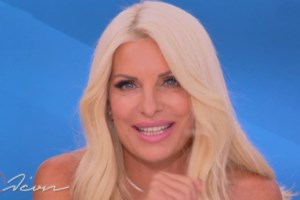 Η Ελένη Μενεγάκη ποζάρει με τους συνεργάτες της σε backstage φωτογραφίες από την πρεμιέρα της