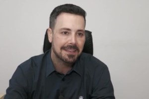 Πέτρος Κουσουλός: "Οι κόρες μου είναι τρελαμένες με την αδερφή τους, τσακώνονται ποια θα την πρωτοπάρει αγακλιά"