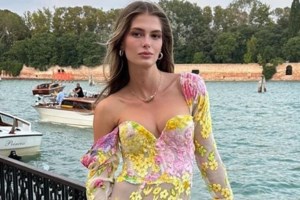 Η Αμαλία Κωστοπούλου αγκαλιά με τον σύντροφό της στη Σαρδηνία
