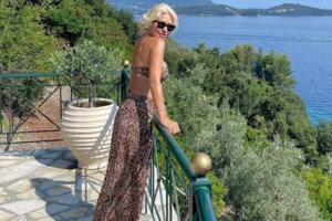 Η Ελένη Μενεγάκη στην πρώτη φωτογραφία από τις καλοκαιρινές της διακοπές