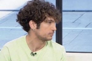 Ο Ορέστης Χαλκιάς φωτογραφίζεται μόνο με την πετσέτα του και γίνεται το απόλυτο eye candy