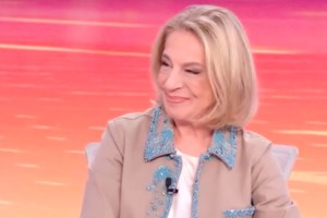 Η αποκάλυψη του Ανδρέα Μικρούτσικου: "Ήμασταν όλοι με αμπέχονα και αυτή ήταν μανεκέν" - εικόνα 2