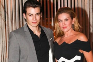 Ο Άδωνις Γεωργιάδης & η Ευγενία Μανωλίδου ποζάρουν σε μια #FamilyGoal φωτογραφία με τα παιδιά τους