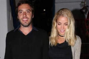 Η Δούκισσα Νομικού φόρεσε ένα ιδιαίτερο μαγιό και πόζαρε με φόντο την θάλασσα!