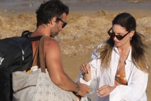 Αθηνά Οικονομάκου | Νανουρίζει την 3,5 μηνών κόρη της - Δείτε βίντεο