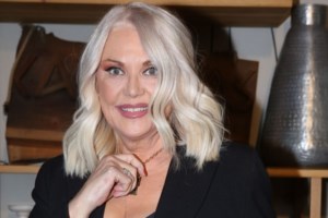 Αντέδρασε η Ρούλα Κορομηλά: "Το πώς αισθάνεσαι πρέπει να καθοδηγεί τον τρόπο που ντύνεσαι, όχι η ημερομηνία γεννήσεώς σου"