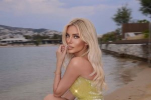 Πίσω στο πλατό η Κατερίνα Καινούργιου, ιδιαίτερα ανανεωμένη