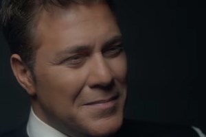 Σπάνια δημόσια εμφάνιση του Χρήστου Χολίδη με τη σύντροφό του, Κατερίνα Γκιουζέλη - Φωτογραφίες