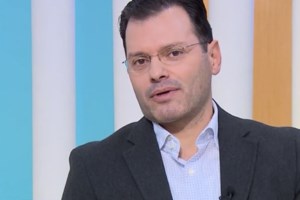 O Τάσος Τεργιάκης φωτογραφίζει τη σύζυγό του στην Κεφαλονιά