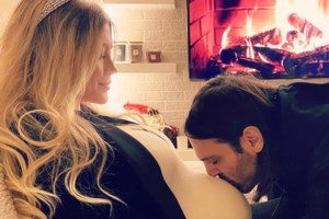 Η Κωνσταντίνα Κομμάτα στο γήπεδο μαζί με την κόρη της για χάρη του Γιώργου Σαμαρά