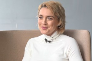 Η Γιούλικα Σκαφιδά ποζάρει μαζί με τον γιο της μπροστά στο χριστουγεννιάτικο δέντρο του σπιτιού της