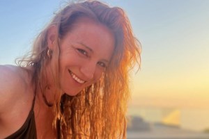 Η Στεφανία Γουλιώτη ποζάρει με το μπικίνι της στη Μάνη: "Εντάξει ρουφήχτηκα λίγο για τη φωτό"