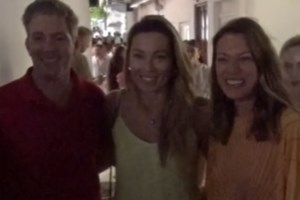 Μαριέττα Χρουσαλά & Μάργκω Πατίτσα στη Μύκονο με ροζ μπικίνι | Οι ασορτί εμφανίσεις μαμάς - κόρης - εικόνα 4