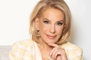 Η αποκάλυψη του Ανδρέα Μικρούτσικου: "Ήμασταν όλοι με αμπέχονα και αυτή ήταν μανεκέν"