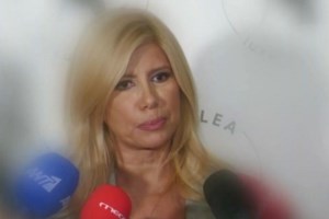 Η on camera αγκαλιά της Ζήνας Κουτσελίνη με την Κωνσταντίνα Σπυροπούλου μετά το τέλος της κόντρας τους - εικόνα 3