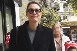 Η Βίκυ Καγιά προτείνει πώς να φορέσεις το τζιν παντελόνι σου τη μεταβατική περίοδο