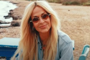 Άννα Βίσση & Σοφία Καρβέλα σε βραδινή εμφάνιση - Το τρυφερό φιλί μαμάς και κόρης