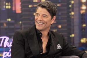 Σάκης Ρουβάς: "Ήμουν συμμαθητής με τη μητέρα μου, τελειώσαμε μαζί το λύκειο σε νυχτερινό σχολείο" - εικόνα 3