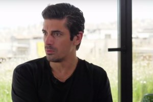 Ο Δημήτρης Γκοτσόπουλος φοράει μόνο το μαγιό του και απαγγέλει Γιώργο Σεφέρη - εικόνα 2