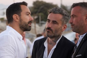 Χριστίνα Μπόμπα - Σάκης Τανιμανίδης | Το φωτογραφικό άλμπουμ & το ζεϊμπέκικο στη βάφτιση των διδύμων