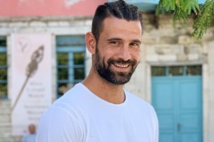 Ο Μιχάλης Μουρούτσος για το τελευταίο "αντίο" στον Αλέξανδρο Νικολαΐδη: "Έτρεμαν τα πόδια μου και είχαν κοπεί τα χέρια μου"