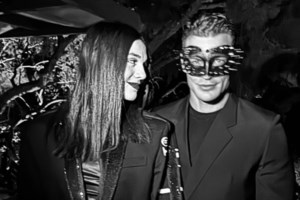 Η Μελίνα Νικολαΐδη φωτογραφίζει τον Δημήτρη Φιντιρίκο στον εντυπωσιακό κήπο του σπιτιού του στη Βούλα - εικόνα 2