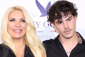 Ο Άγγελος Λάτσιος ποζάρει στην παραλία, στην πιο καλλιτεχνική και ανέμελη εκδοχή του