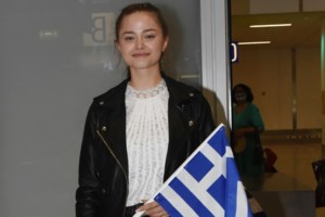 Οι απίθανες ατάκες της Στεφανίας Λυμπερακάκη στο αεροδρόμιο: "Σκέφτομαι να αγοράσω σπίτι στο Κολωνάκι. Μένει εκεί ο Κωνσταντίνος Αργυρός"