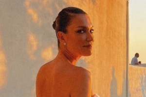 Η Βίκυ Καγιά ποζάρει δίχως ίχνος μακιγιάζ στις διακοπές της και εντυπωσιάζει