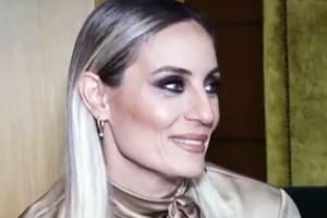 Η Ελεονώρα Μελέτη φωτογραφίζει την κόρη της, Αλεξάνδρα στο στολισμένο σαλόνι του σπιτιού της