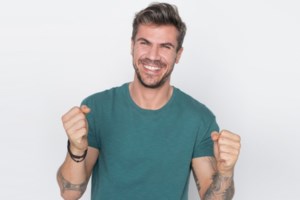 Άκης Πετρετζίκης: "Δεν υπάρχει πιο ωραίο πράγμα από το να έχεις οικογένεια - Δε μπορώ να φύγω από τα παιδιά μου" - εικόνα 2