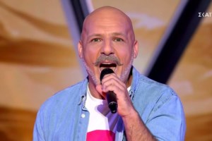 Ο Νίκος Μουτσινάς απαντά στην απόρριψή του στο "The Voice" με τον πιο επικό τρόπο!