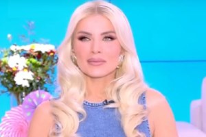 Η Κατερίνα Καινούργιου με ανανεωμένη εμφάνιση στην εκπομπή: "Πήρε το ψαλίδι και μου τα έκοψε"