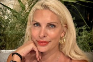 Η Ελένη Μενεγάκη απολαμβάνει τις διακοπές της πιο χαμογελαστή από ποτέ - εικόνα 2