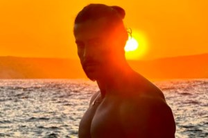Eye Candy | Ο Κωνσταντίνος Βασαλος ποζάρει με μαγιό και εμείς μετράμε κοιλιακούς