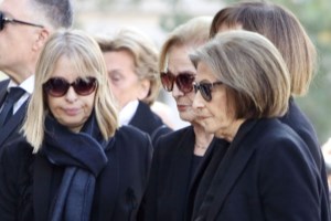 Πλήθος κόσμου στη Μητρόπολη Αθηνών για το "τελευταίο αντίο" στον Κώστα Σημίτη