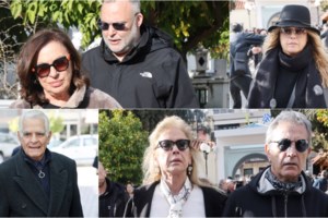 Η αμήχανη στιγμή της Αγγελικής Ηλιάδη στην κηδεία της Καίτης Γκρέυ, όταν δεν μίλησε στον θείο της - εικόνα 4